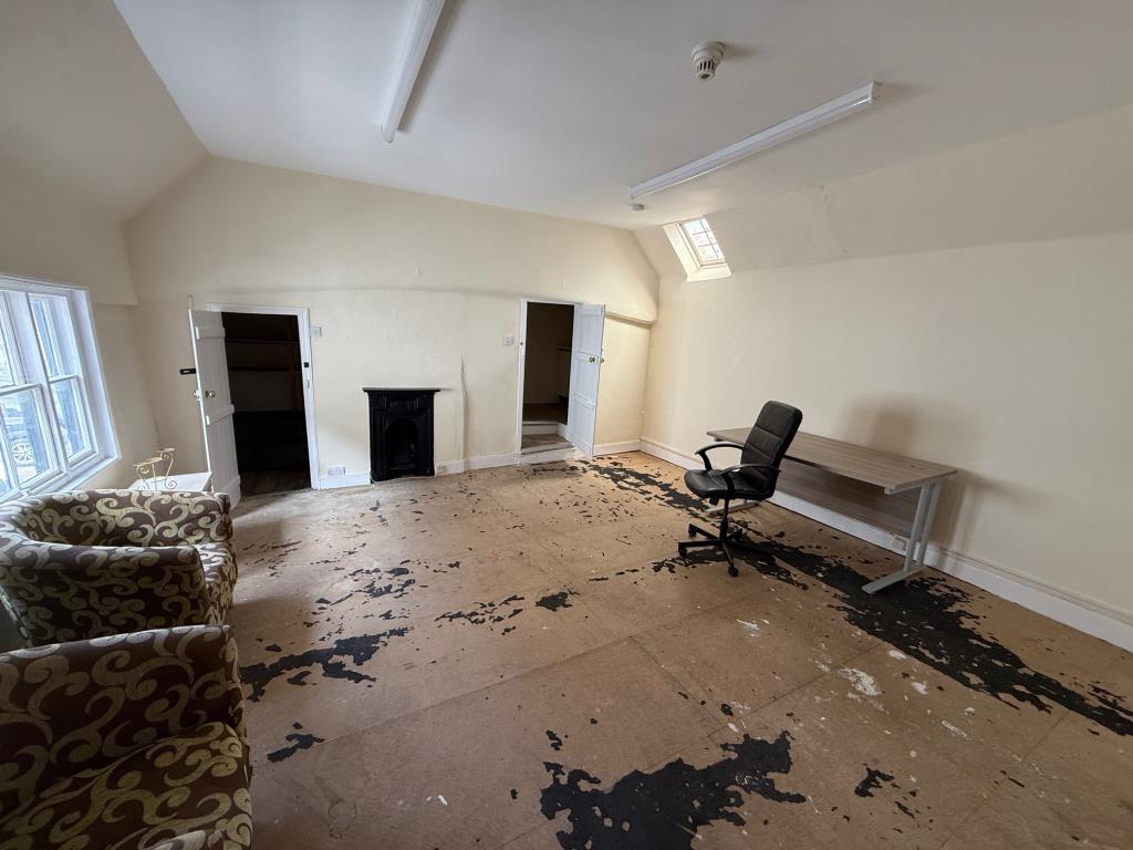 Lot: 61 - TENANTED GROUND FLOOR SHOP WITH VACANT OFFICE ABOVE - 40 Burkitts Lane - First Floot office at rear of the building